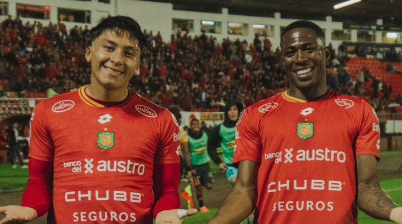 Deportivo Cuenca se impone con autoridad a Técnico Universitario Los morlacos vencieron 2-0 Deportivo Cuenca arrancó con pie derecho la fecha 13 de la LigaPro y derrotó 2-0 a Técnico Universitario este viernes 16 de mayo, en el estadio Alejandro Serrano Aguilar. Con un juego sólido y superior en todas las líneas, el conjunto azuayo dominó el compromiso y sumó tres puntos importantes que lo mantienen en la pelea por la parte alta de la tabla. Desde los primeros minutos, el ‘Expreso Austral’ impuso su ritmo. Al minuto 9, Luis Arroyo rompió la defensa rival con una excelente definición tras un pase filtrado. Aunque en primera instancia el juez de línea anuló la jugada por fuera de juego, el VAR revisó la acción y convalidó el tanto. Deportivo Cuenca fue claro dominador del encuentro Con la ventaja en el marcador, Deportivo Cuenca no bajó la intensidad y siguió presionando. Poco después, Alejandro Tobar amplió la diferencia desde el punto penal, tras una infracción en el área. El atacante ejecutó con seguridad para el 2-0, resultado que se mantuvo hasta el final pese a los intentos del equipo local por anotar un tercer gol. Durante el complemento, los morlacos manejaron los tiempos del partido y evitaron cualquier reacción del conjunto ambateño, que mostró poco poder ofensivo y no pudo descontar en el marcador. La tabla se mueve en ambos extremos Con esta victoria, Deportivo Cuenca escala hasta la quinta posición con 19 unidades, mientras que Técnico Universitario sigue estancado en el fondo de la tabla con apenas 10 puntos. El equipo ambateño se complica en la lucha por evitar los últimos lugares. Deportivo Cuenca arrancó con pie derecho la fecha 13 de la LigaPro y derrotó 2-0 a Técnico Universitario.