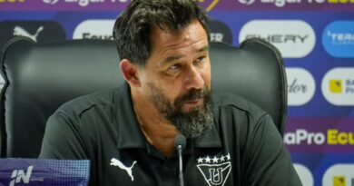 Eduardo Álvarez, director deportivo de LDU, salió en defensa de Pablo ‘Vitamina’ Sánchez tras las criticas de la hinchada.