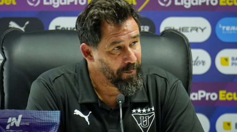 Eduardo Álvarez, director deportivo de LDU, salió en defensa de Pablo ‘Vitamina’ Sánchez tras las criticas de la hinchada.