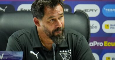 Pablo ‘Vitamina’ Sánchez, director técnico de Liga de Quito, responde a la críticas y asegura su continuidad en el conjunto albo.