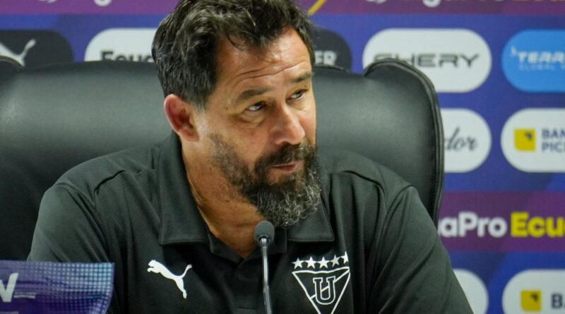 Pablo ‘Vitamina’ Sánchez, director técnico de Liga de Quito, responde a la críticas y asegura su continuidad en el conjunto albo.
