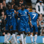 Chelsea vence al campeón y se acerca a la Champions League