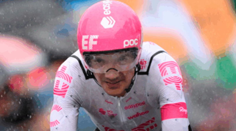 Ni la lluvia detiene a Richard Carapaz en la etapa 10 del Giro de Italia