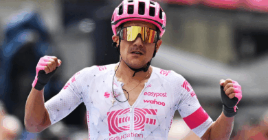 Richard Carapaz ya está en el podio del Giro de Italia