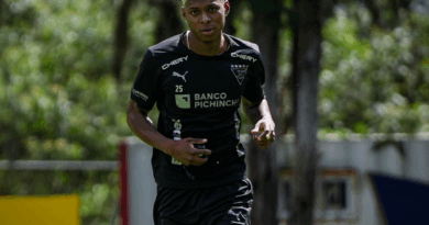 Nilson Angulo entrena en Liga de Quito; su futuro en Anderlecht es incierto, con interés de Celtic y Liverpool.