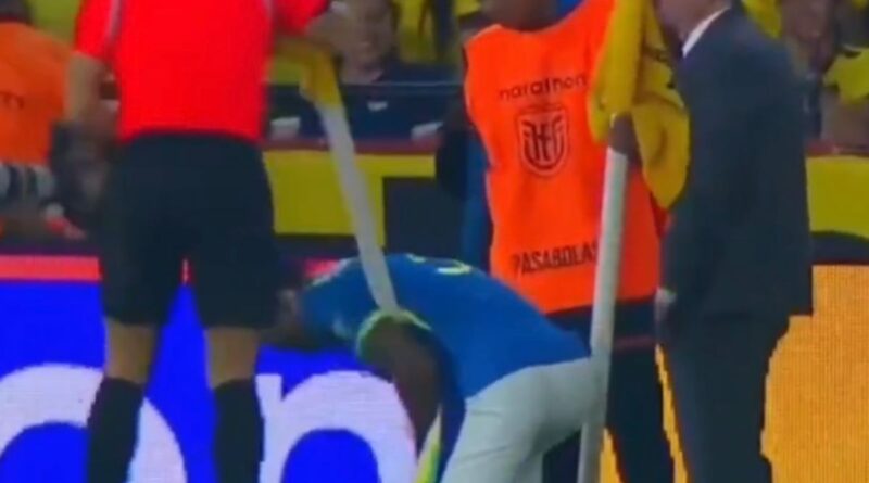 El Ecuador vs. Brasil se paralizó cerca de cinco minutos debido a un inesperado incidente con el banderín de tiro de esquina.