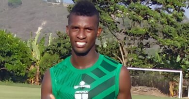 Emelec presentó a Kevin Arroyo como su nuevo fichaje, pero Gualaceo informó que el futbolista mantiene contrato vigente con su institución.