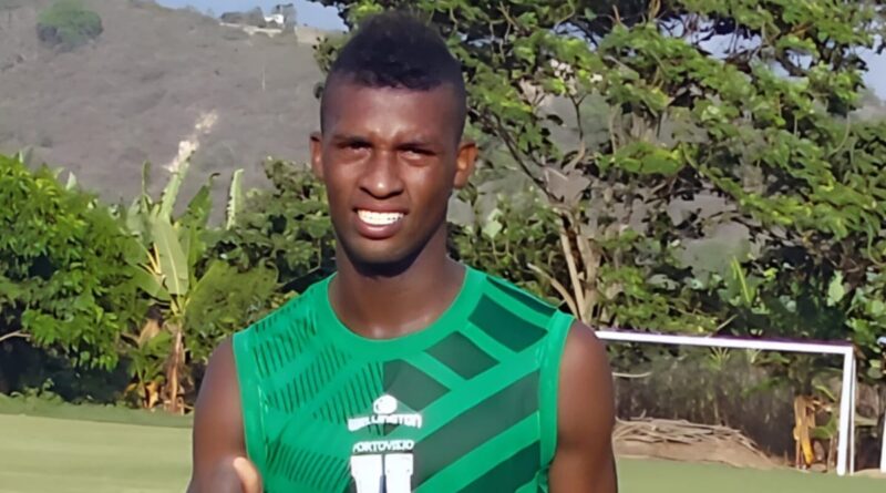 Emelec presentó a Kevin Arroyo como su nuevo fichaje, pero Gualaceo informó que el futbolista mantiene contrato vigente con su institución.