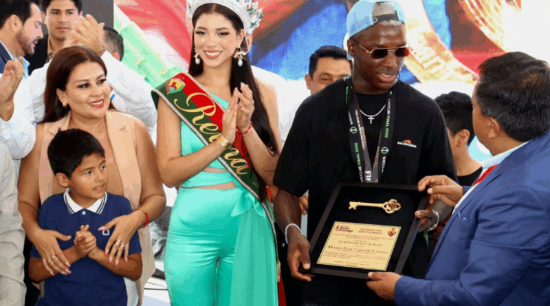 Moisés Caicedo es condecorado en Santo Domingo