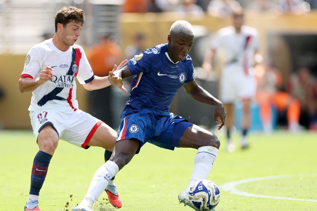 Moisés Caicedo en un partido de la Premier League con Chelsea.