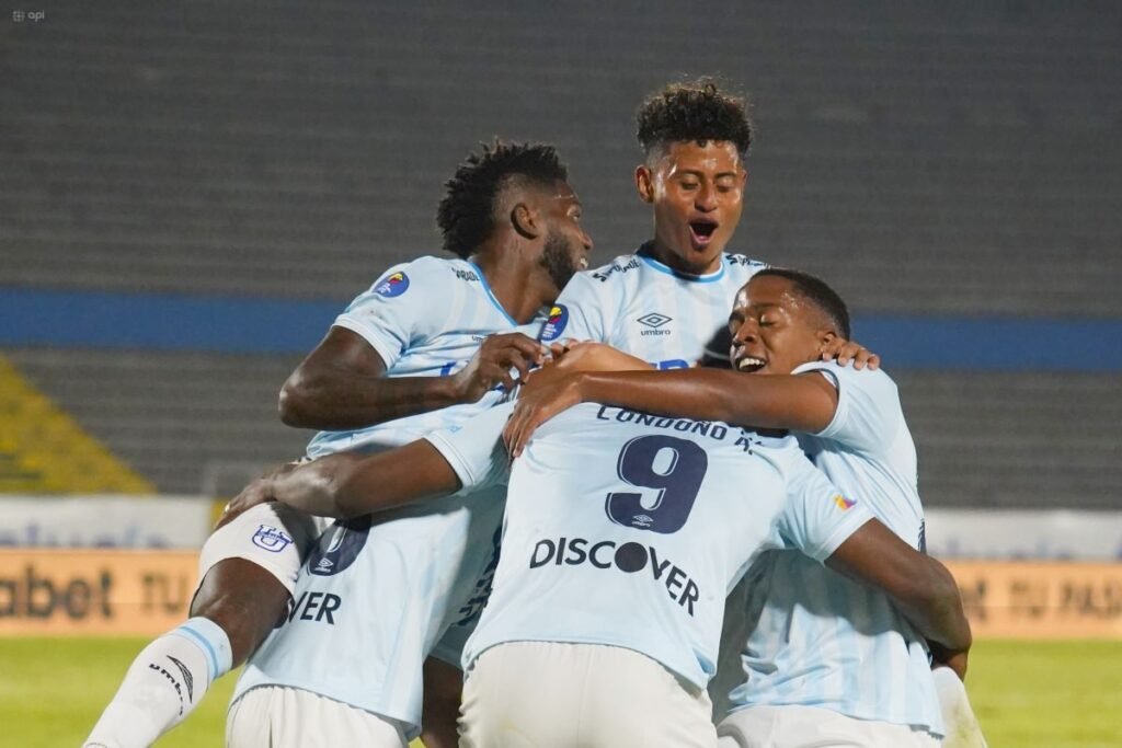 Los jugadores de la Universidad Católica celebran un gol ante Cuenca Juniors, en el triunfo de 4-1, por la semifinal de la Copa Ecuador, el 25 de noviembre del 2025.