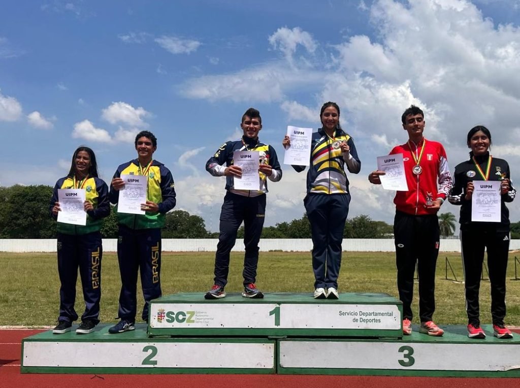 Adriana Camacho, en la premiación en el Sudamericano Sub-17.