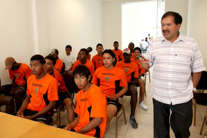 Mario Pineida (en la segunda fila, en medio), con Cristian Ramírez, Junior Sornoza, entre otros, en las formativas del Independiente del Valle.