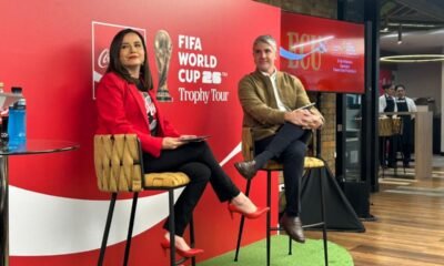 Daniel Moritz (der.), gerente general de Coca-Cola en Ecuador, estuvo en la presentación del programa del Trofeo de la Copa Mundial FIFA en Quito: Foto: Martha Córdova Avilés