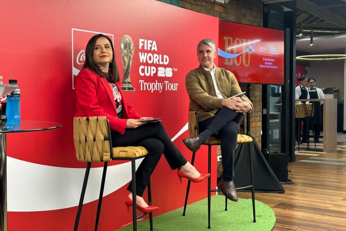 Daniel Moritz (der.), gerente general de Coca-Cola en Ecuador, estuvo en la presentación del programa del Trofeo de la Copa Mundial FIFA en Quito: Foto: Martha Córdova Avilés