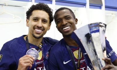 Marquinhos y Willian Pacho muestran las medallas y trofeo de la Supercopa que ganó el PSG, este 8 de enero del 2026.
