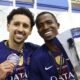 Marquinhos y Willian Pacho muestran las medallas y trofeo de la Supercopa que ganó el PSG, este 8 de enero del 2026.