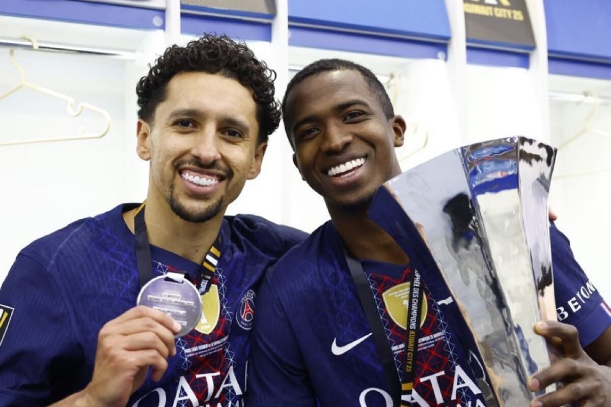 Marquinhos y Willian Pacho muestran las medallas y trofeo de la Supercopa que ganó el PSG, este 8 de enero del 2026.
