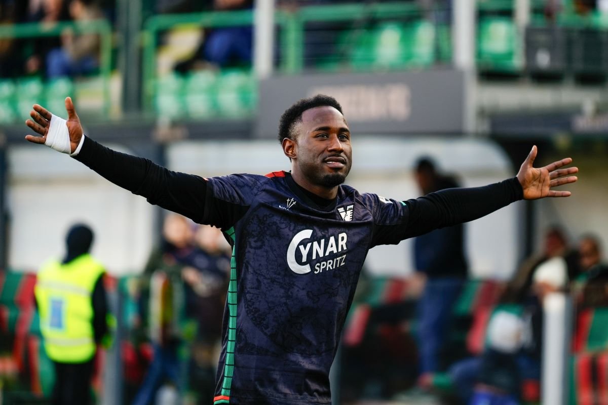 John Yeboah celebra un gol que anotó con el Venezia: Foto: Venezia