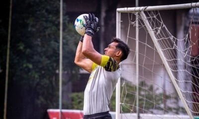 El golero José Contreras participa en un entrenamiento en Guayaquil. Foto: Barcelona SC