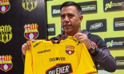 César Farías luce la camiseta de BSC, en el estadio Monumental. Foto: Barcelona SC