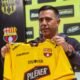 César Farías luce la camiseta de BSC, en el estadio Monumental. Foto: Barcelona SC