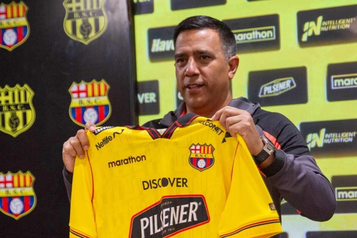 César Farías luce la camiseta de BSC, en el estadio Monumental. Foto: Barcelona SC