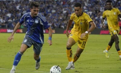 Francisco Pizzini, de Emelec, disputa el balón con un jugador del Delfín. Foto: API
