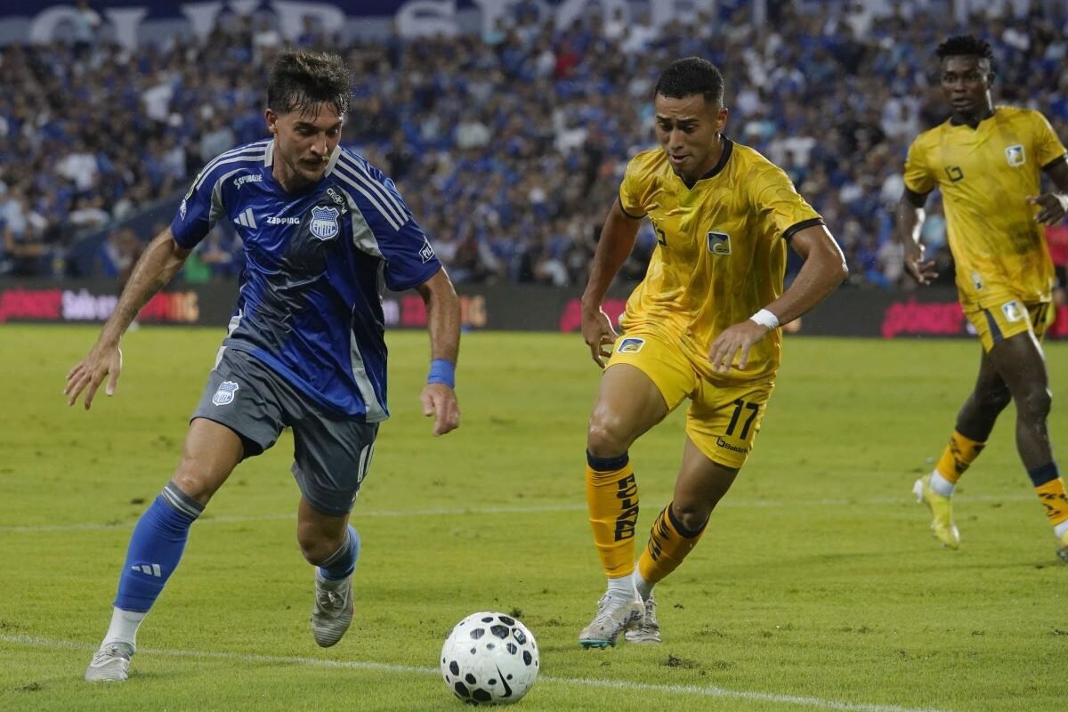 Francisco Pizzini, de Emelec, disputa el balón con un jugador del Delfín. Foto: API