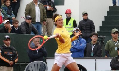 Álvaro Guillén devuelve la pelota a su rival en el juego de Copa Davis ante Australia. Fotos: API