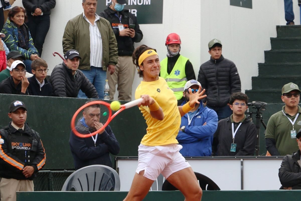 Álvaro Guillén devuelve la pelota a su rival en el juego de Copa Davis ante Australia. Fotos: API