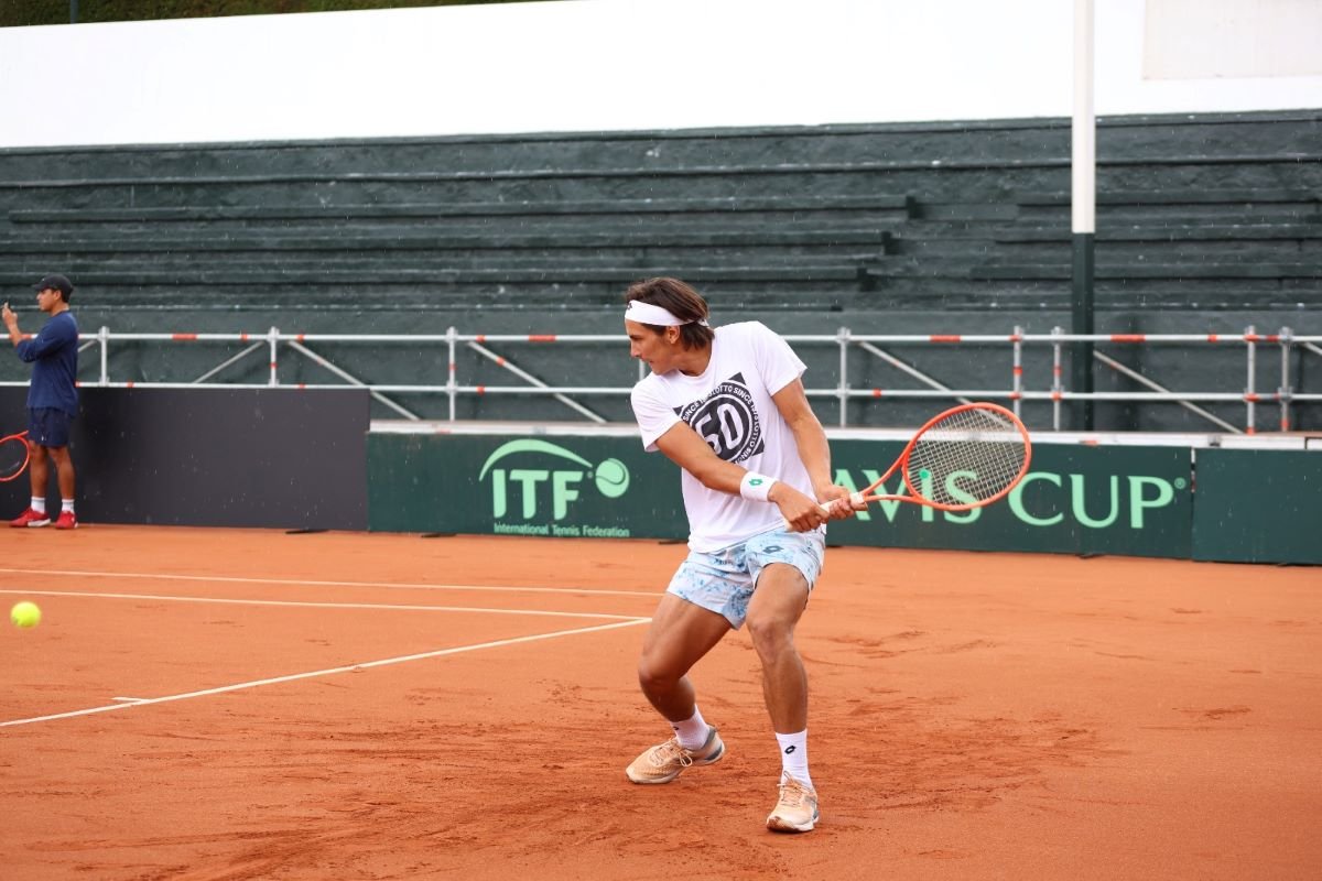 Álvaro Guillén participa en un entrenamiento en el Quito Tenis y Golf club. Foto: FET