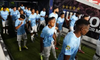 Los jugadores de la Universidad Católica se presentaron para jugar contra Emelec. Foto: API