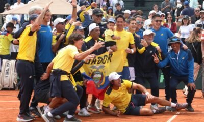 El equipo de Copa Davis de Ecuador celebra el triunfo ante Australia, en el Quito Tenis y Golf Club. Fotos: API