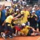 El equipo de Copa Davis de Ecuador celebra el triunfo ante Australia, en el Quito Tenis y Golf Club. Fotos: API