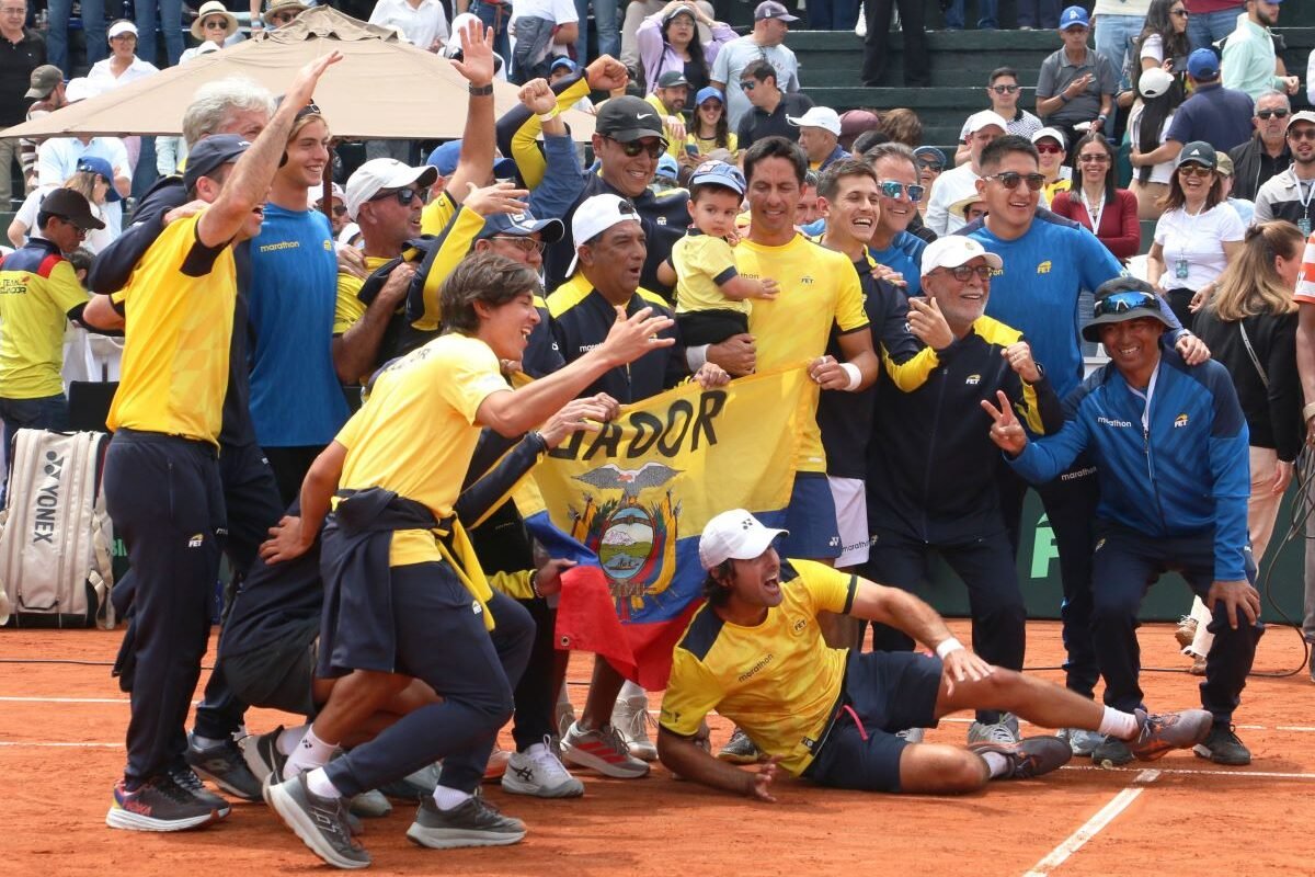 El equipo de Copa Davis de Ecuador celebra el triunfo ante Australia, en el Quito Tenis y Golf Club. Fotos: API