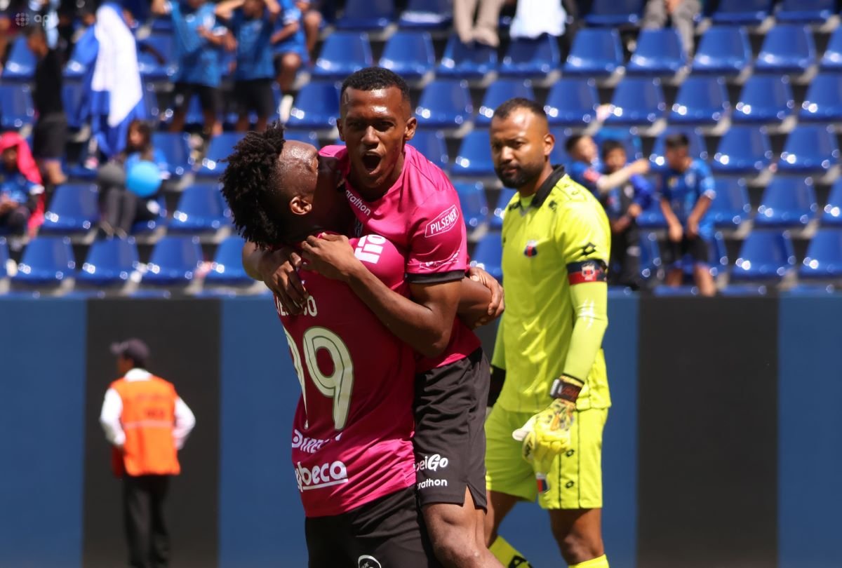 Djorkaeff Reasco y Justin Lerma celebran el gol de Reasco en el triunfo de Independiente del Valle ante Deportivo Quito, el 8 de febrero del 2026.