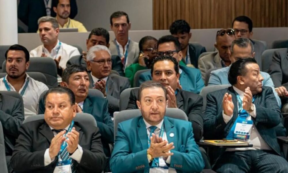 Dirigentes de asociaciones de fútbol y clubes en el Congreso de Fútbol del 2026.