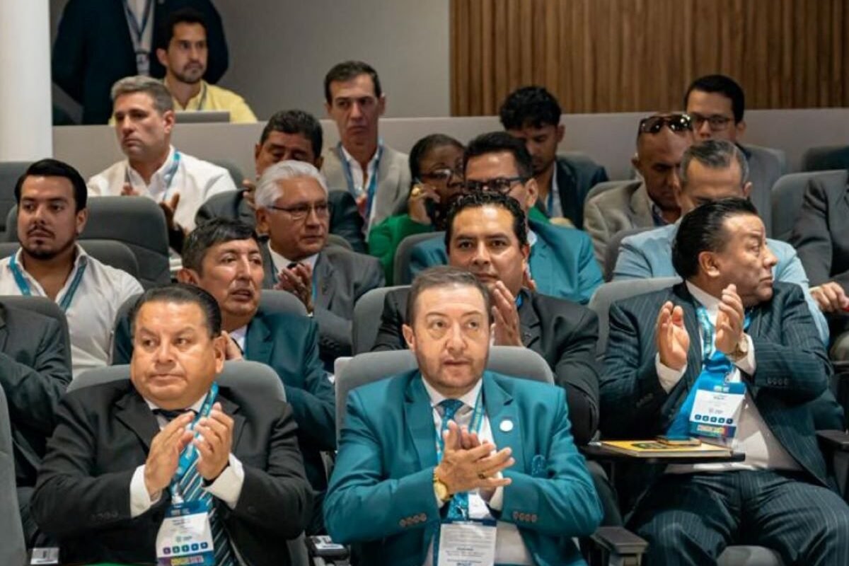 Dirigentes de asociaciones de fútbol y clubes en el Congreso de Fútbol del 2026.