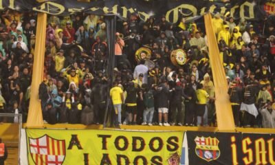Hinchas del fútbol en el estadio Atahualpa. Barcelona SC en un partido de la Noche amarilla 2026.