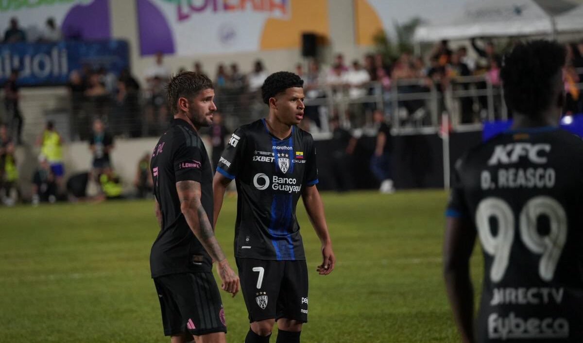 De Paul, de Inter Miami, y Patrik Mercado, en el amistoso jugado en Puerto Rico, el 26 de febrero del 2026.