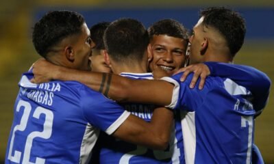 Juventud de Las Piedras celebra la clasificación a la Fase 2 de la Conmebol Libertadores. Foto: API