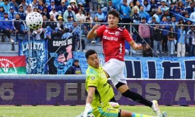 Tobías Coppo, de Leones FC, patea al arco del golero Rodrigo Rodríguez, de Macará. Foto: API