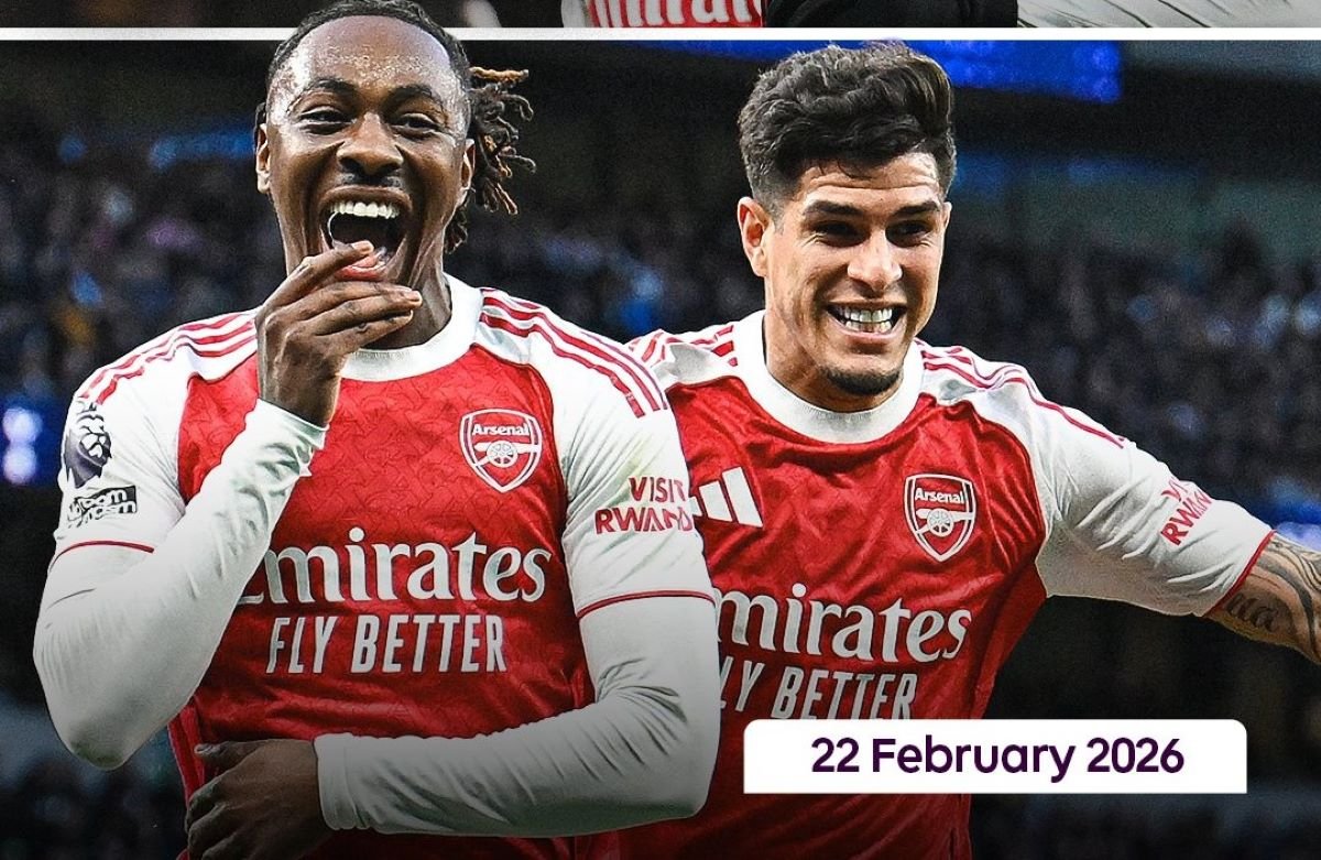 Eze festeja con Piero Hincapié el segundo gol del Arsenal, que le anotó al Tottenham, este 22 de febrero del 2026.