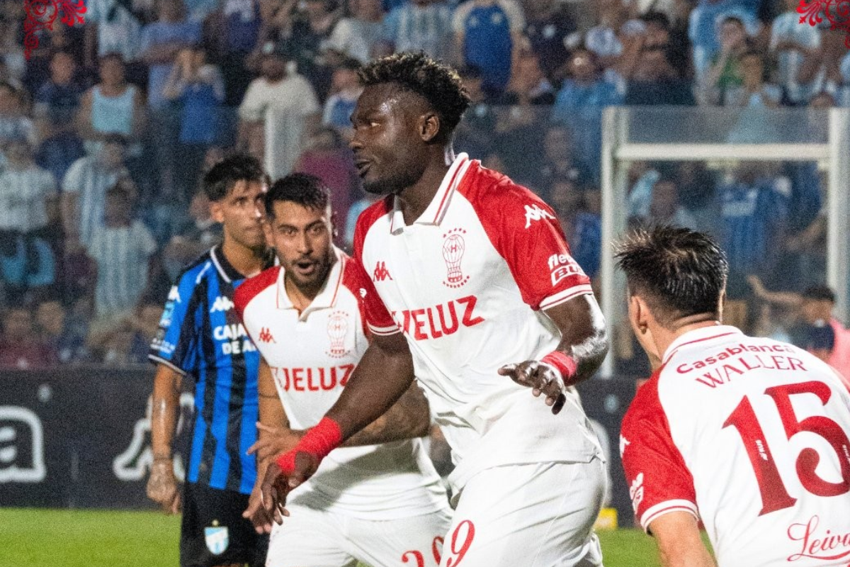 Jordy Caicedo sigue en racha y es líder de goleo en Argentina