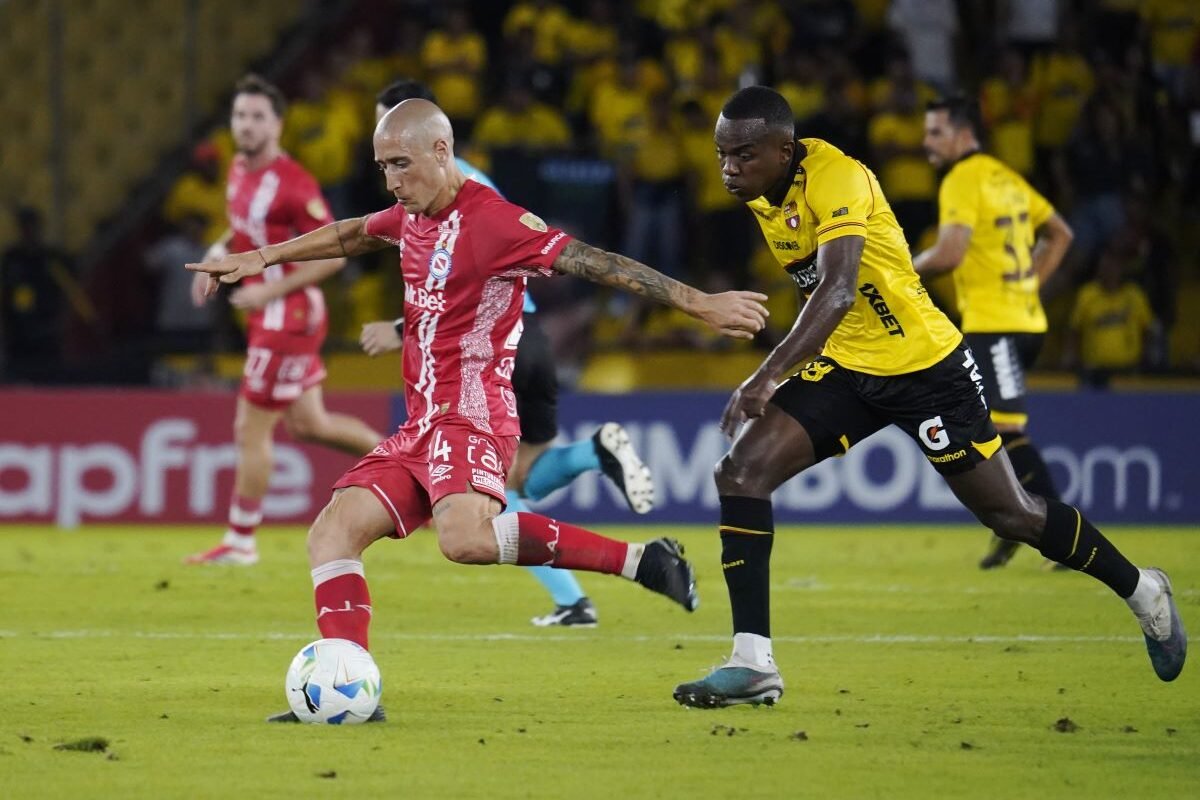 Johnny Quiñónez, de Barcelona SC, en el partido ante Argentinos Juniors, en Guayaquil. Foto: API