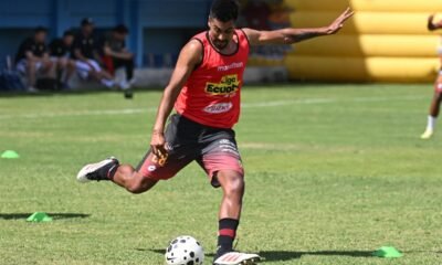 Delfín y Deportivo Cuenca se enfrentan en Manta. Foto: API