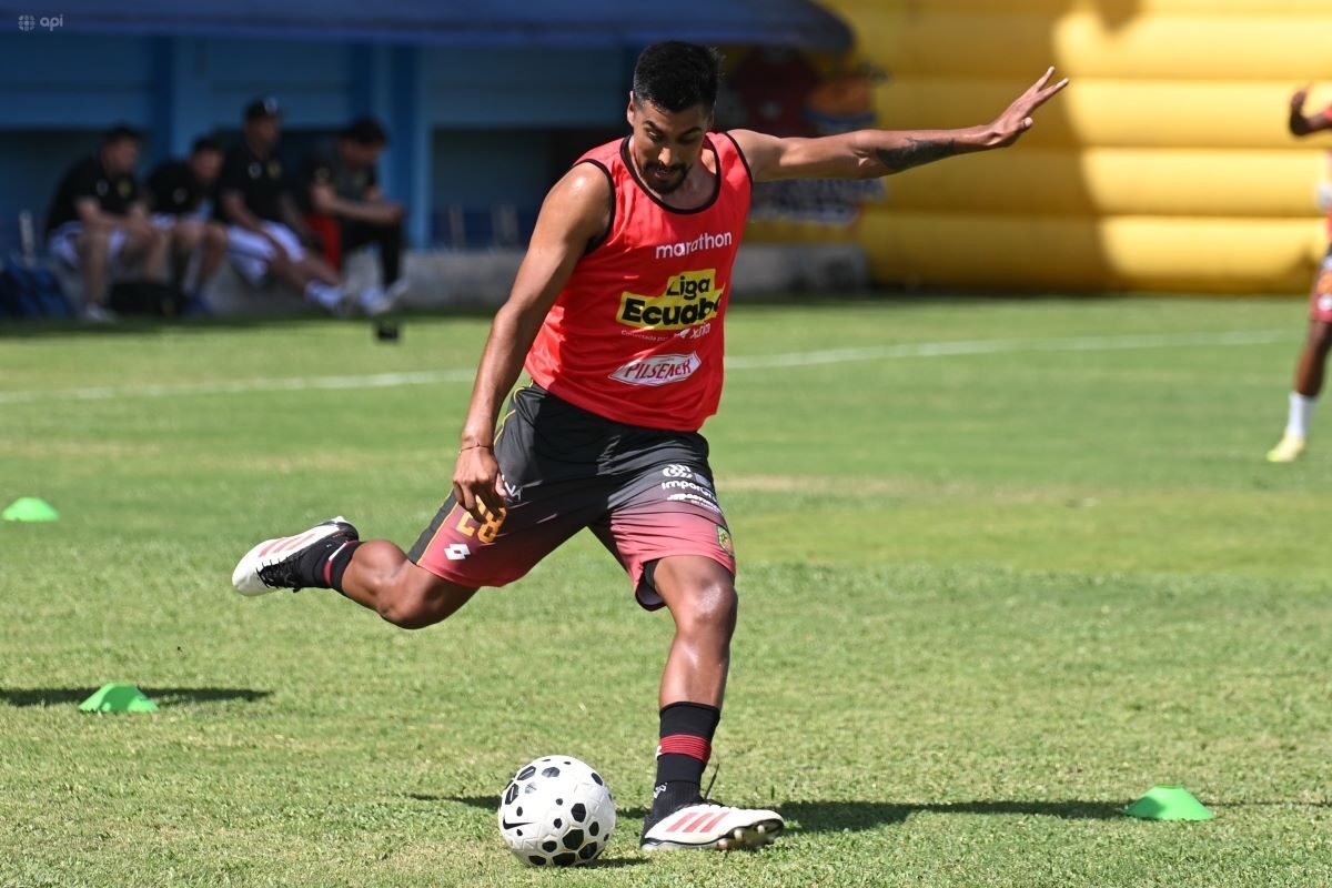 Delfín y Deportivo Cuenca se enfrentan en Manta. Foto: API