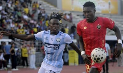 Junior Ayoví, de Guayaquil City, y Ederson Quiñónez, de Aucas, en el juego de la segunda fecha, este 28 de febrero del 2026. Foto: API