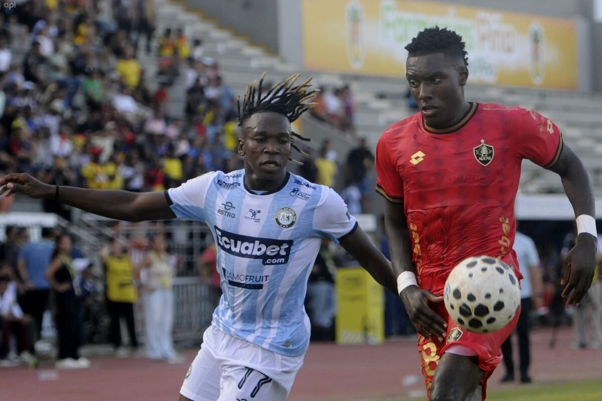Junior Ayoví, de Guayaquil City, y Ederson Quiñónez, de Aucas, en el juego de la segunda fecha, este 28 de febrero del 2026. Foto: API